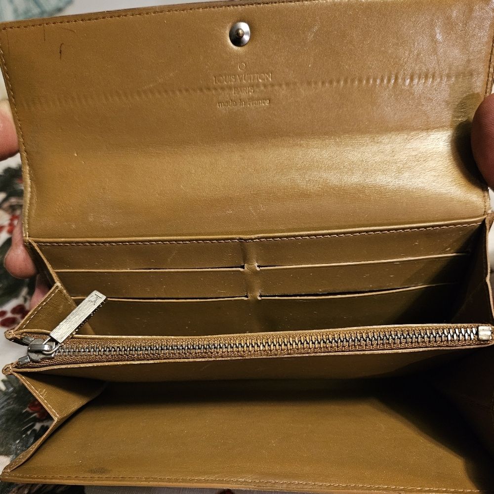 Louis Vuitton Matte Gold Embossed Vernis Women's Sarah Wallet - Picture 7 of 8